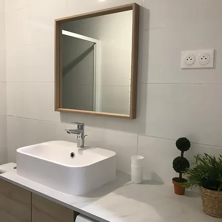 Jolie Vue - Appt 2 Pieces - Vue Balcon Sud - 150m De La
